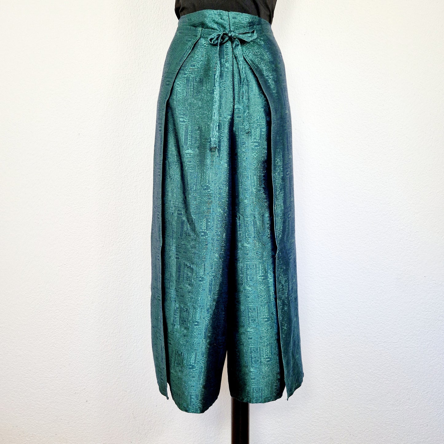 Einzigartige und nachhaltige Vintage Hose, Wickelhose, in grün. Unique and sustainable vintage pants, wrap pants, in green. Front.
