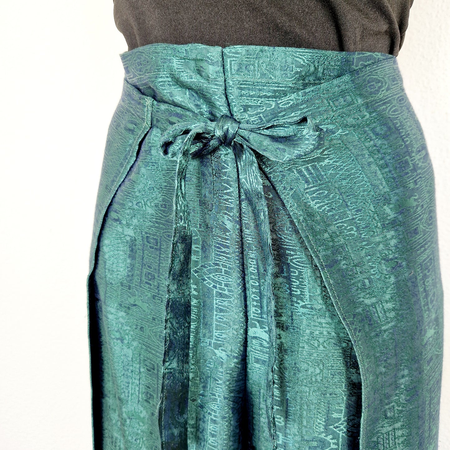 Einzigartige und nachhaltige Vintage Hose, Wickelhose, in grün. Unique and sustainable vintage pants, wrap pants, in green. Close-up.