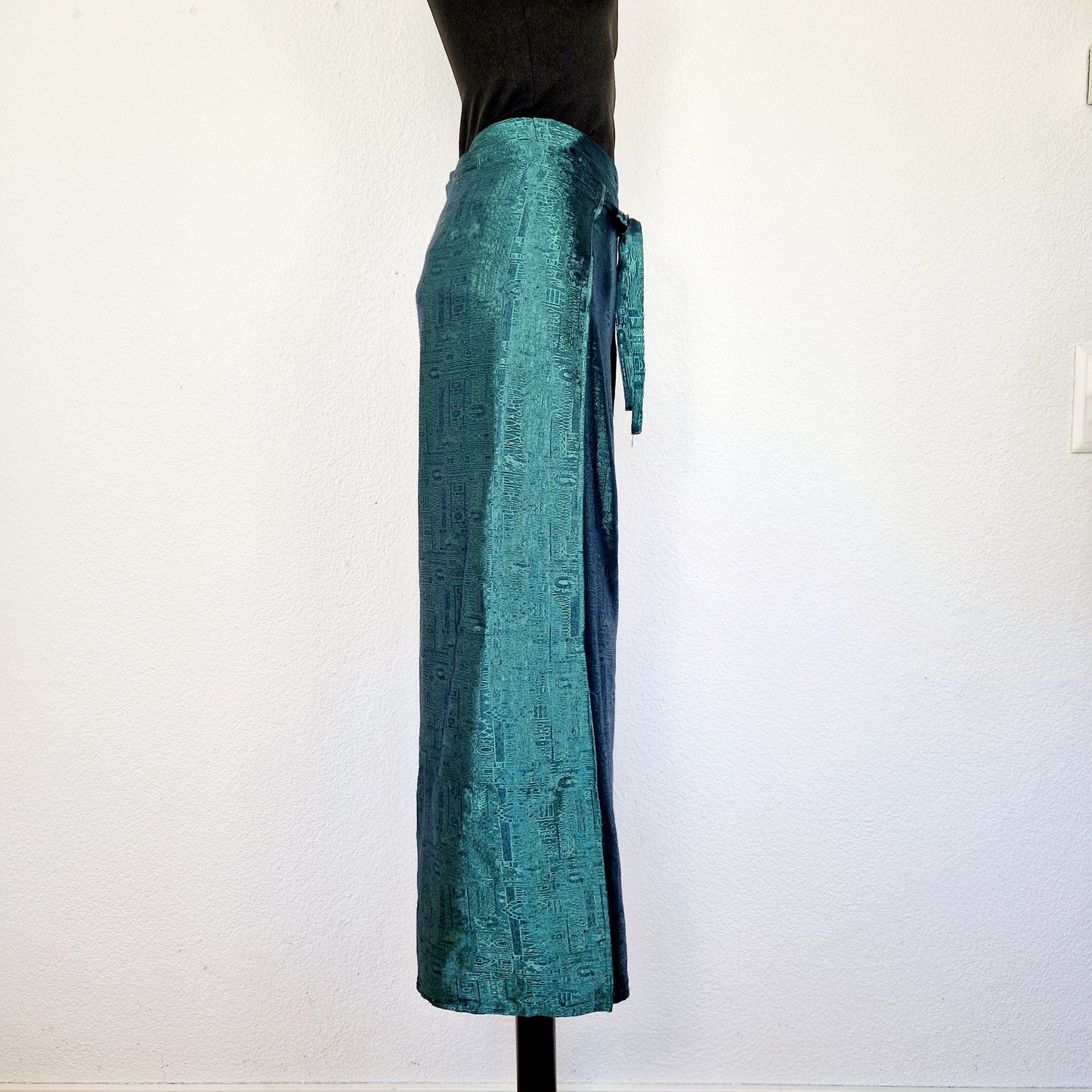 Einzigartige und nachhaltige Vintage Hose, Wickelhose, in grün. Unique and sustainable vintage pants, wrap pants, in green. Side.