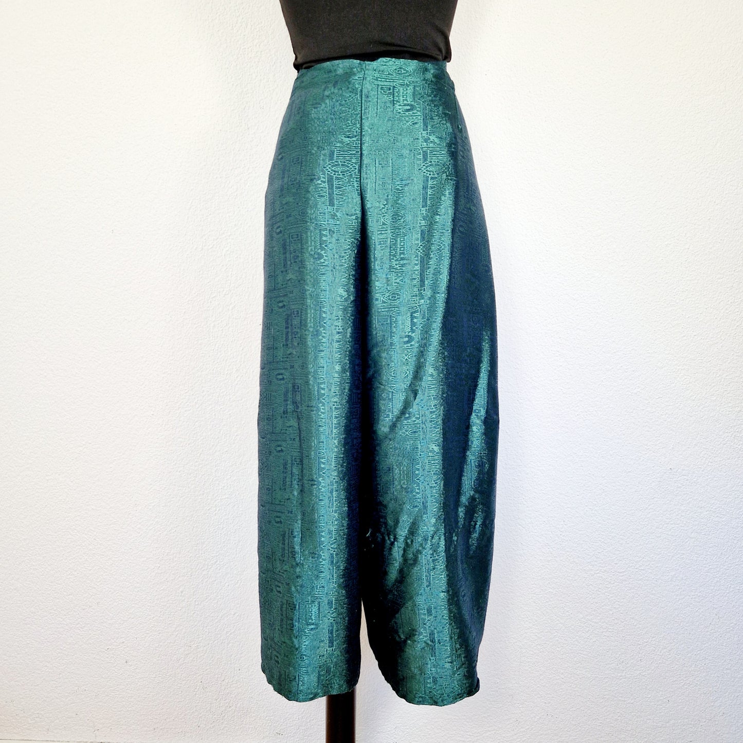 Einzigartige und nachhaltige Vintage Hose, Wickelhose, in grün. Unique and sustainable vintage pants, wrap pants, in green. Back.