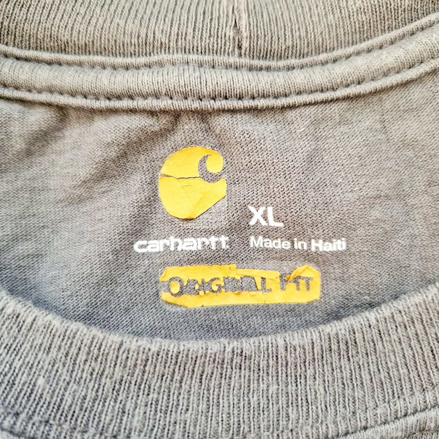 Einzigartiges und nachhaltiges Vintage T-Shirt in grau von Carhartt. Unique and sustainable vintage t-shirt in grey from Carhartt. Tag.