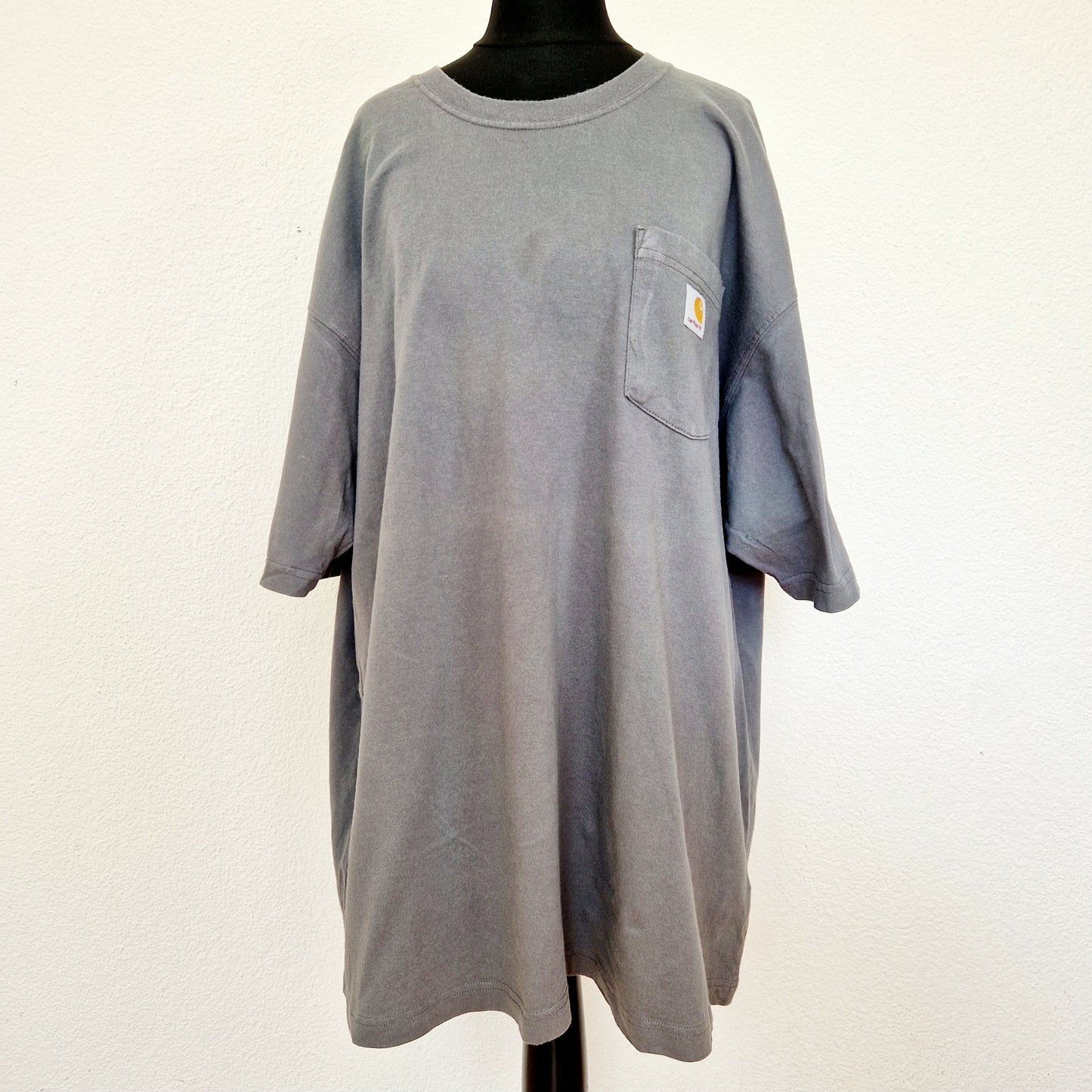 Einzigartiges und nachhaltiges Vintage T-Shirt in grau von Carhartt. Unique and sustainable vintage t-shirt in grey from Carhartt. Front.