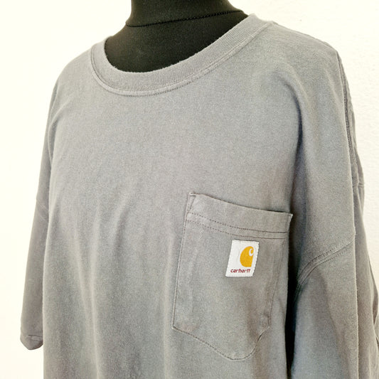 Einzigartiges und nachhaltiges Vintage T-Shirt in grau von Carhartt. Unique and sustainable vintage t-shirt in grey from Carhartt. Close-up.