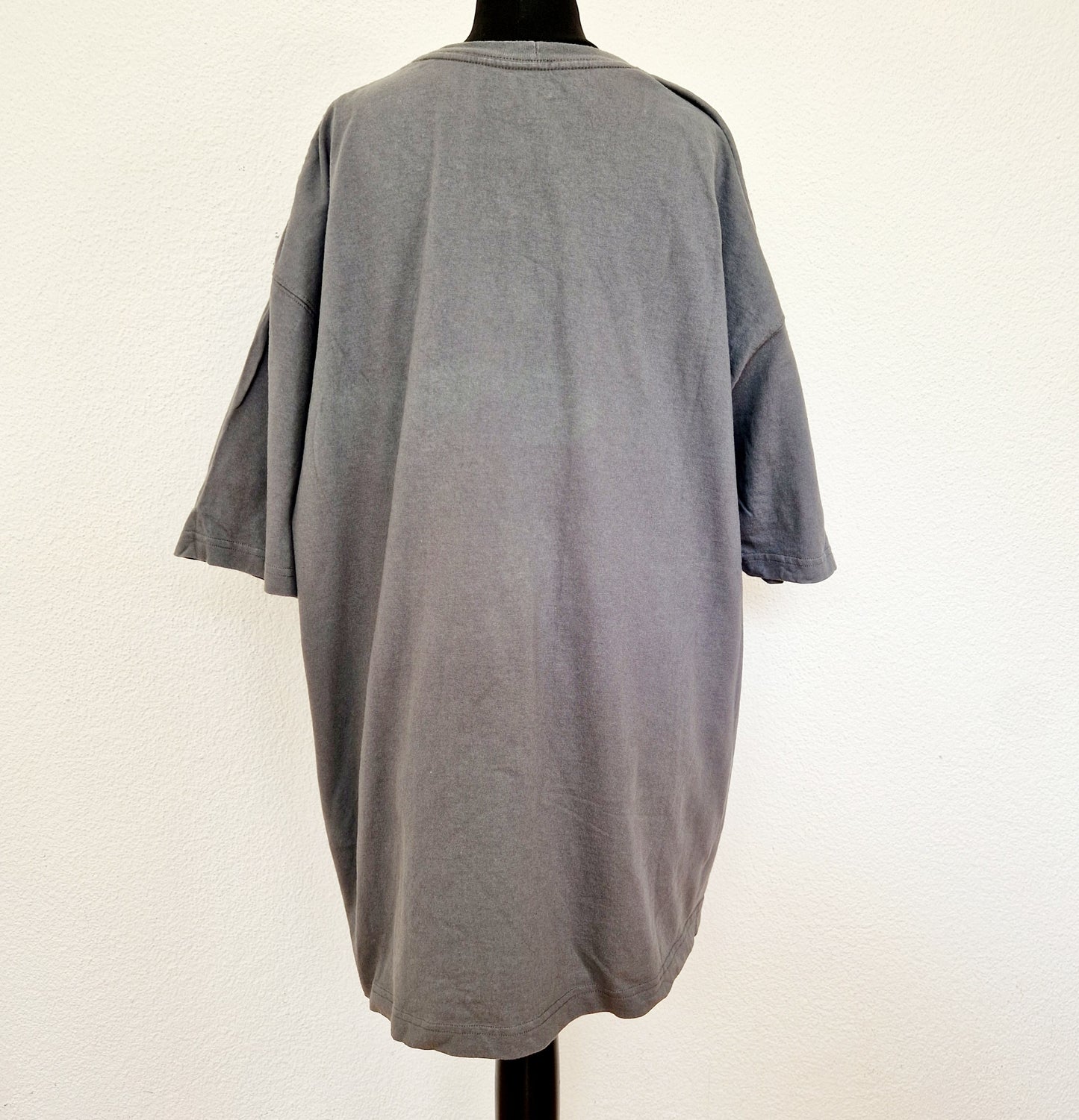 Einzigartiges und nachhaltiges Vintage T-Shirt in grau von Carhartt. Unique and sustainable vintage t-shirt in grey from Carhartt. Back.