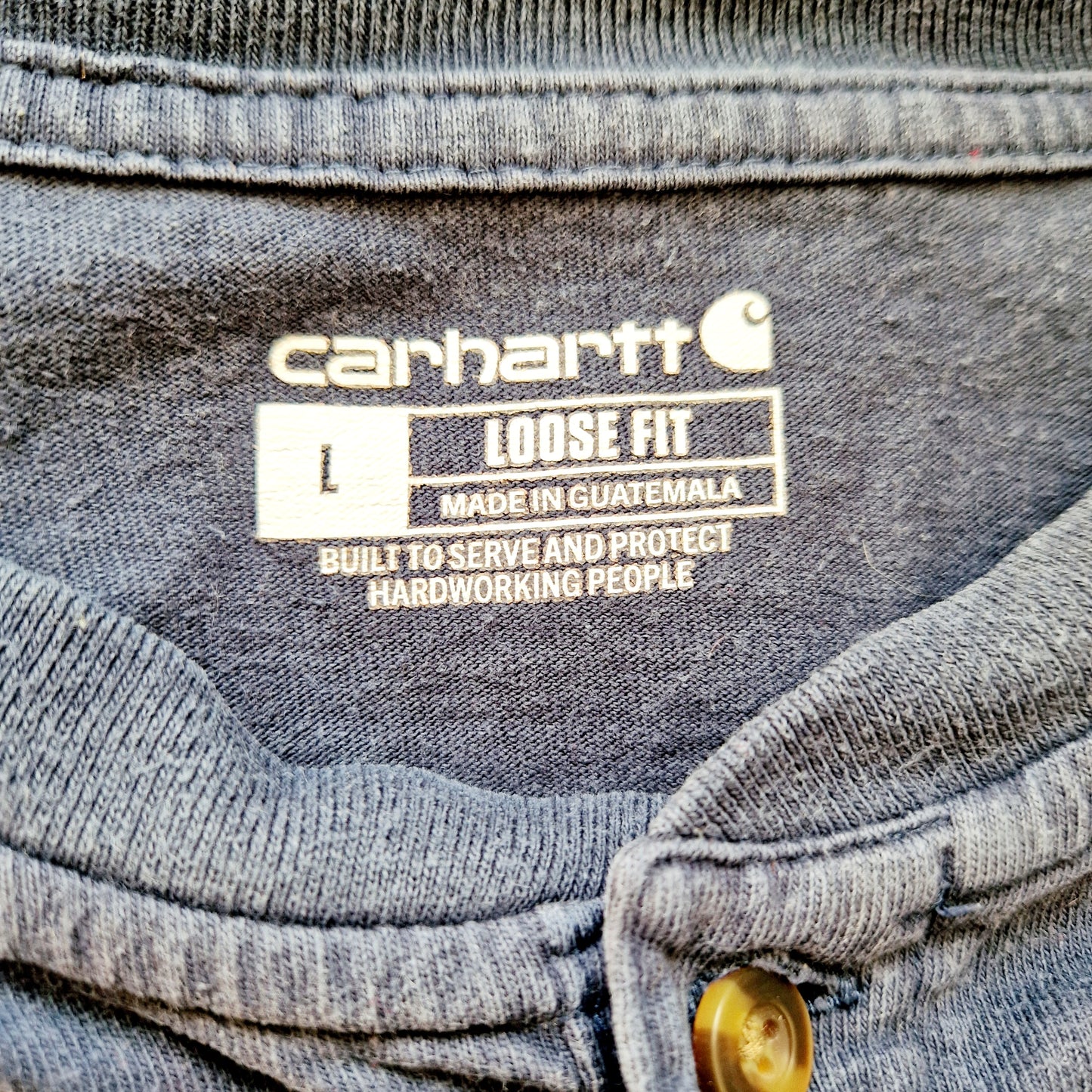 Einzigartiges und nachhaltiges Vintage T-Shirt in dunkelblau mit Knöpfen von Carhartt. Unique and sustainable vintage t-shirt in dark blue with buttons from Carhartt. Tag.