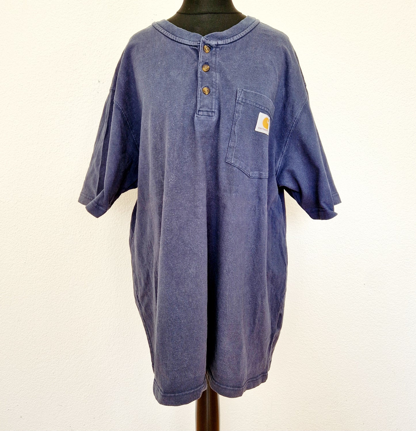 Einzigartiges und nachhaltiges Vintage T-Shirt in dunkelblau mit Knöpfen von Carhartt. Unique and sustainable vintage t-shirt in dark blue with buttons from Carhartt. Front.