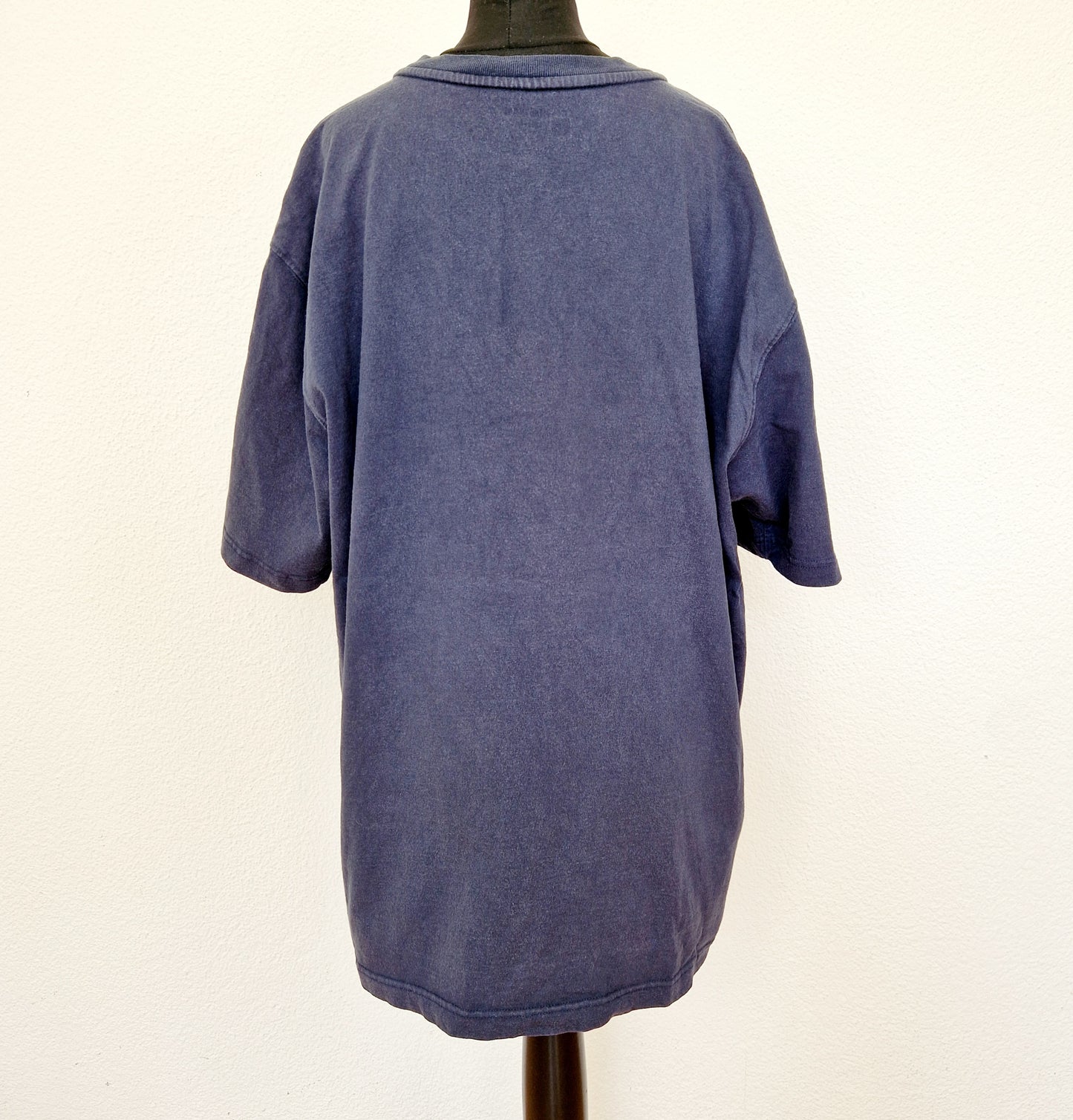 Einzigartiges und nachhaltiges Vintage T-Shirt in dunkelblau mit Knöpfen von Carhartt. Unique and sustainable vintage t-shirt in dark blue with buttons from Carhartt. Back.