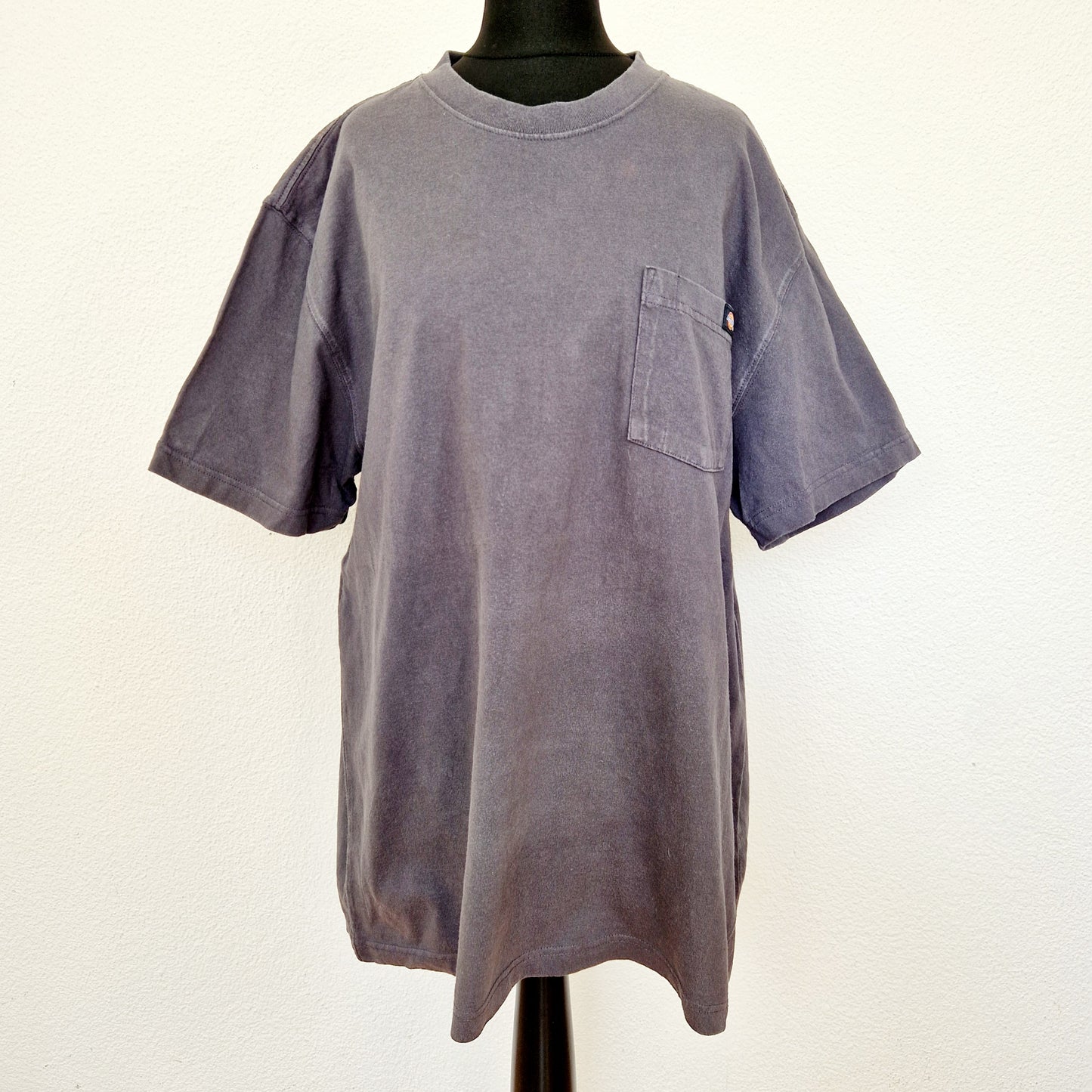 Einzigartiges und nachhaltiges Vintage T-Shirt in grau von Dickies. Unique and sustainable vintage t-shirt in grey from Dickies. Front.