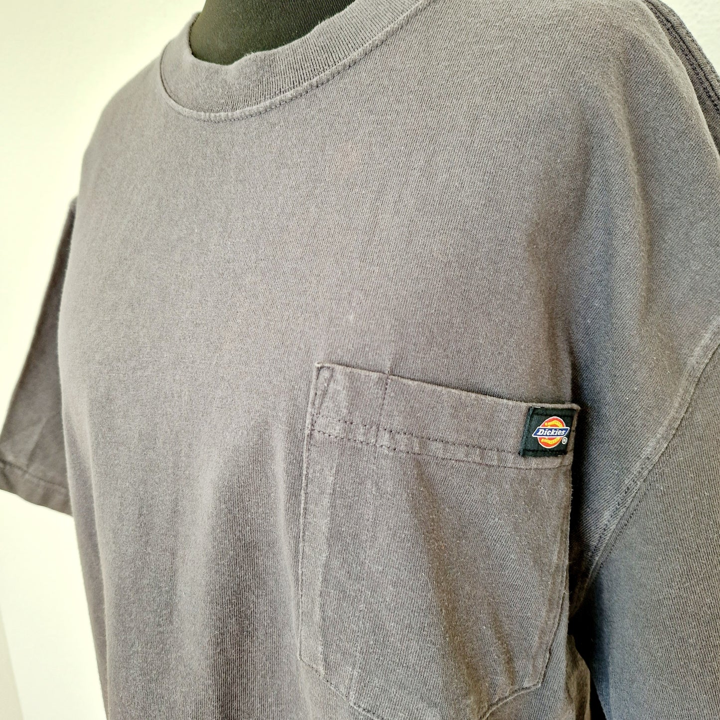 Einzigartiges und nachhaltiges Vintage T-Shirt in grau von Dickies. Unique and sustainable vintage t-shirt in grey from Dickies. Close-up.