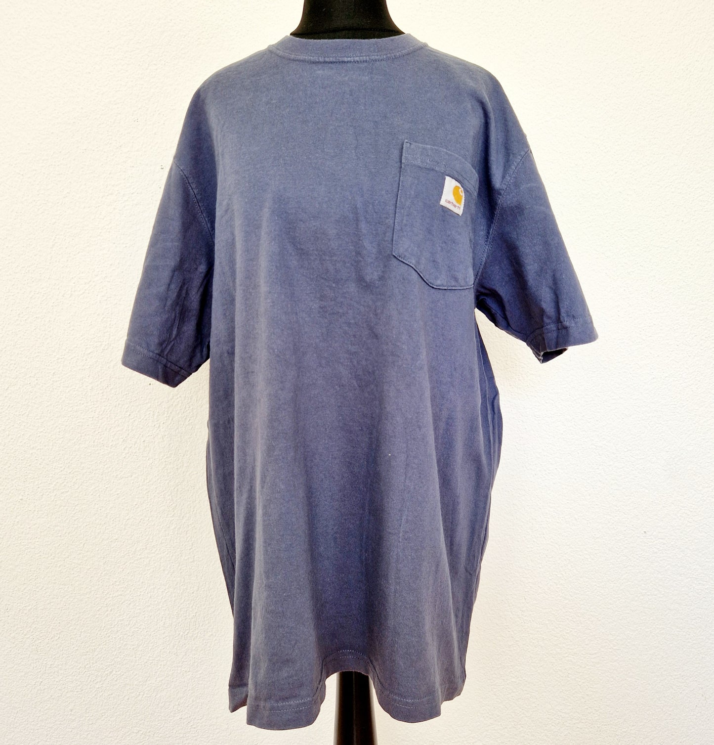 Einzigartiges und nachhaltiges Vintage T-Shirt in blaugrau von Carhartt. Unique and sustainable vintage t-shirt in blue grey from Carhartt. Front.
