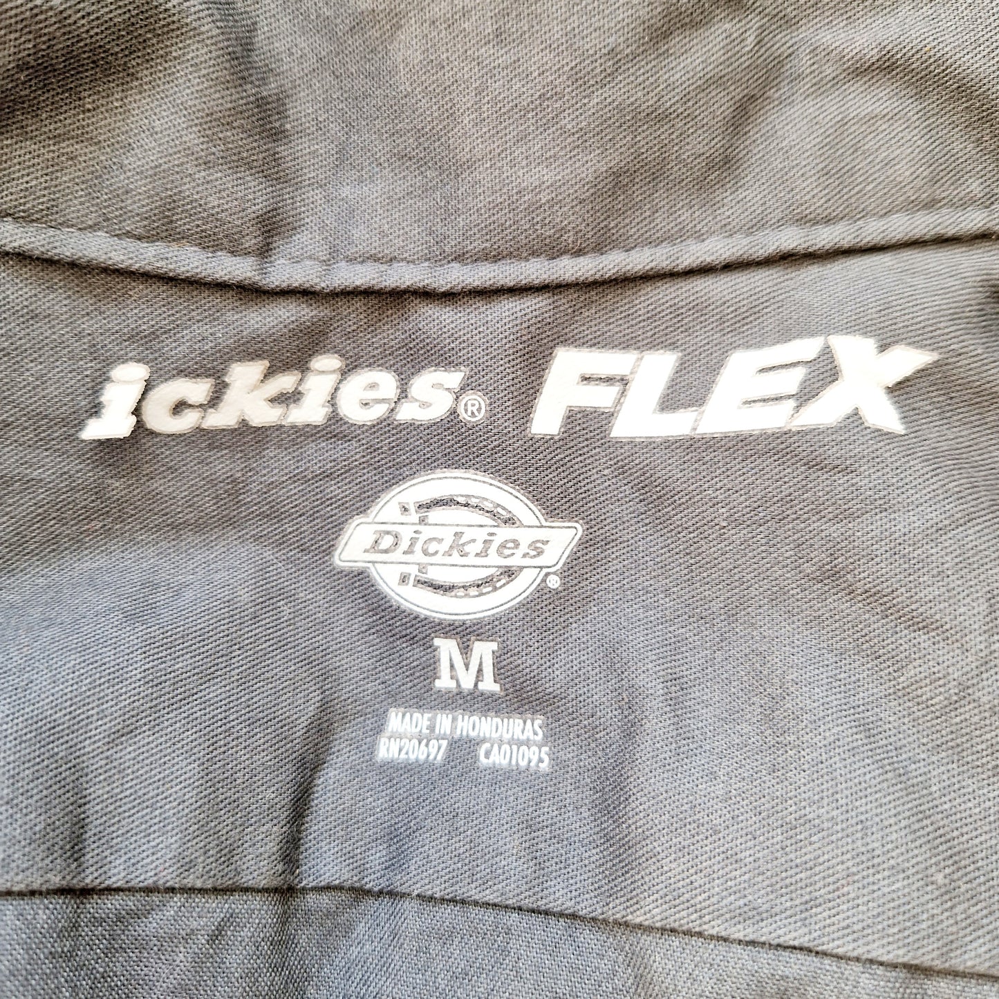 Einzigartiges und nachhaltiges Vintage Hemd, Kurzarm, in anthrazit von Dickies. Unique and sustainable vintage button-sown, short sleeves, in dark grey from Dickies. Tag.