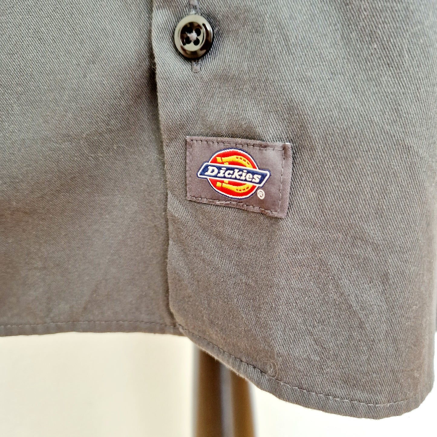 Einzigartiges und nachhaltiges Vintage Hemd, Kurzarm, in anthrazit von Dickies. Unique and sustainable vintage button-sown, short sleeves, in dark grey from Dickies. Close-up 2.