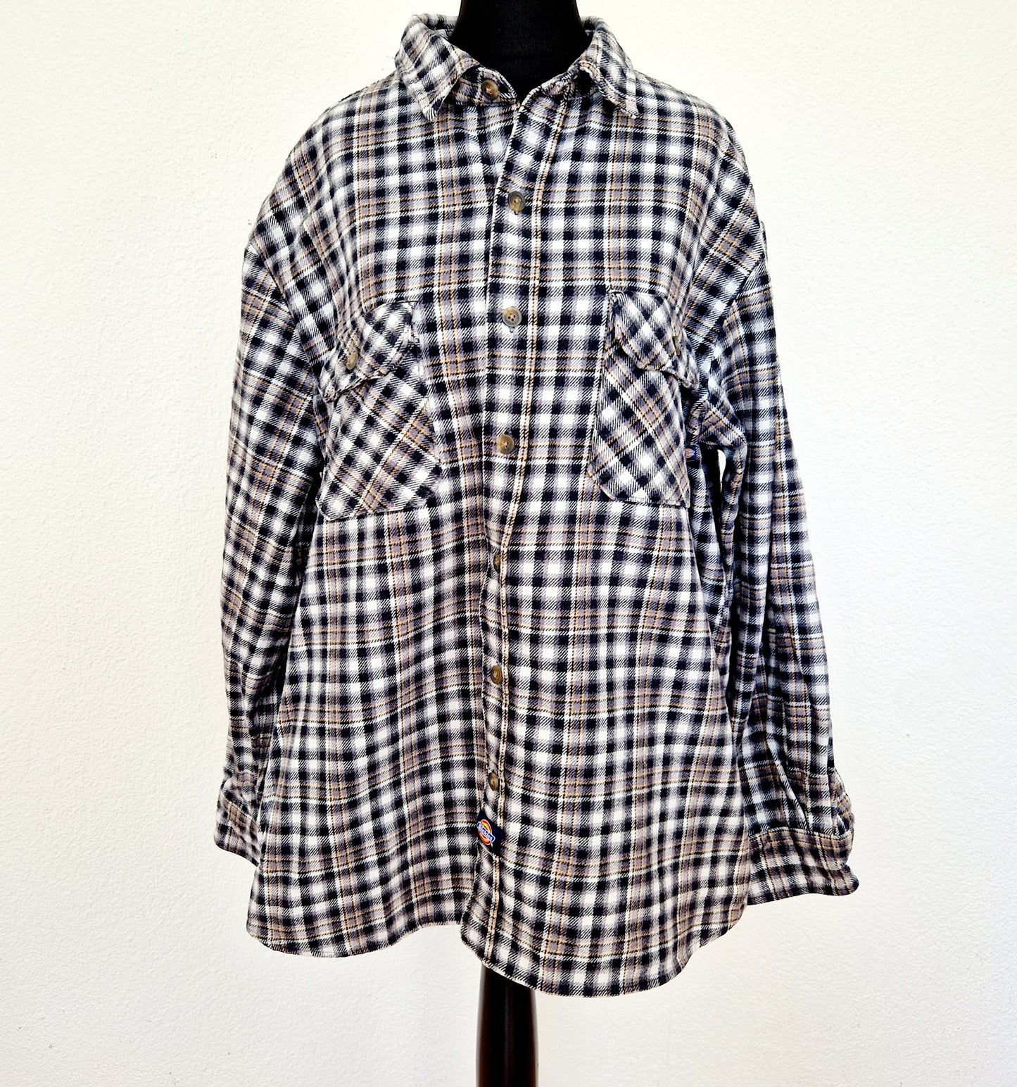 Einzigartiges und nachhaltiges Vintage Hemd, Langarm, kariert von Dickies. Unique and sustainable vintage button-down, long sleeves, checked from Dickies. Front.