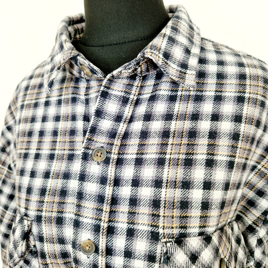 Einzigartiges und nachhaltiges Vintage Hemd, Langarm, kariert von Dickies. Unique and sustainable vintage button-down, long sleeves, checked from Dickies. Close-up.