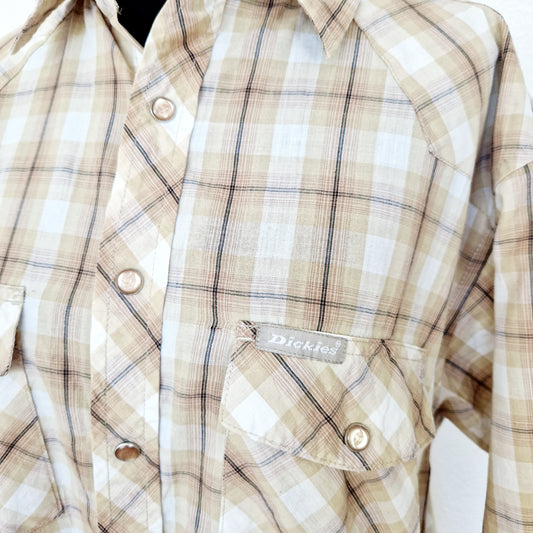 Einzigartiges und nachhaltiges Vintage Hemd, Kurzarm, in beige-weiss-schwarz von Dickies. Unique and sustainable vintage button-down, short sleeves, in beige-white-black from Dickies. Close-up.