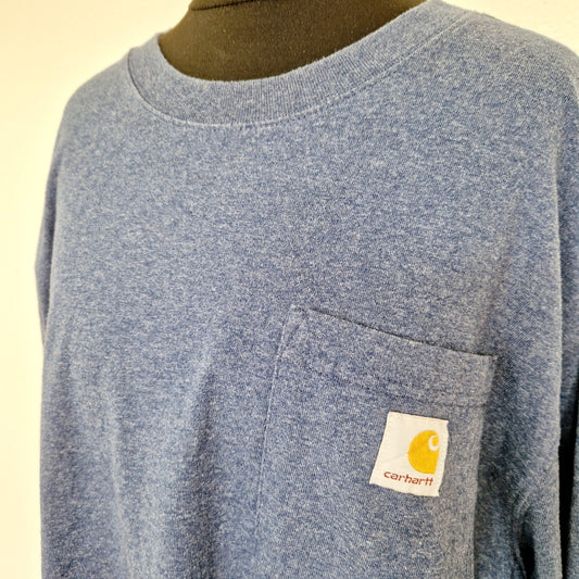 Einzigartiges und nachhaltiges Vintage Shirt in blau von Carhartt. Unique and sustainable vintage shirt in blue from Carhartt. Close-up.