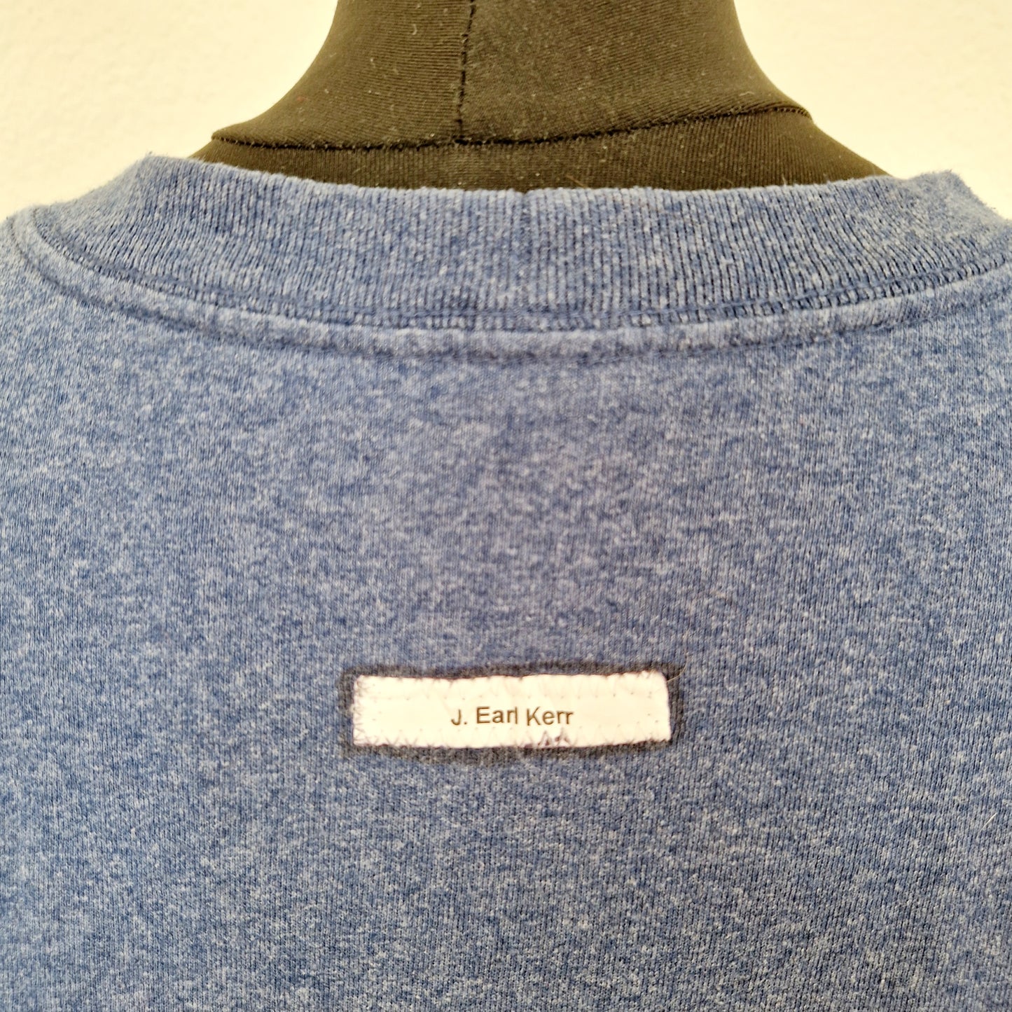 Einzigartiges und nachhaltiges Vintage Shirt in blau von Carhartt. Unique and sustainable vintage shirt in blue from Carhartt. Close-up Back.