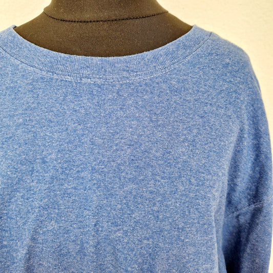 Einzigartiges und nachhaltiges Vintage Shirt in mittelblau von Carhartt. Unique and sustainable vintage shirt in medium blue from Carhartt. Close-up.