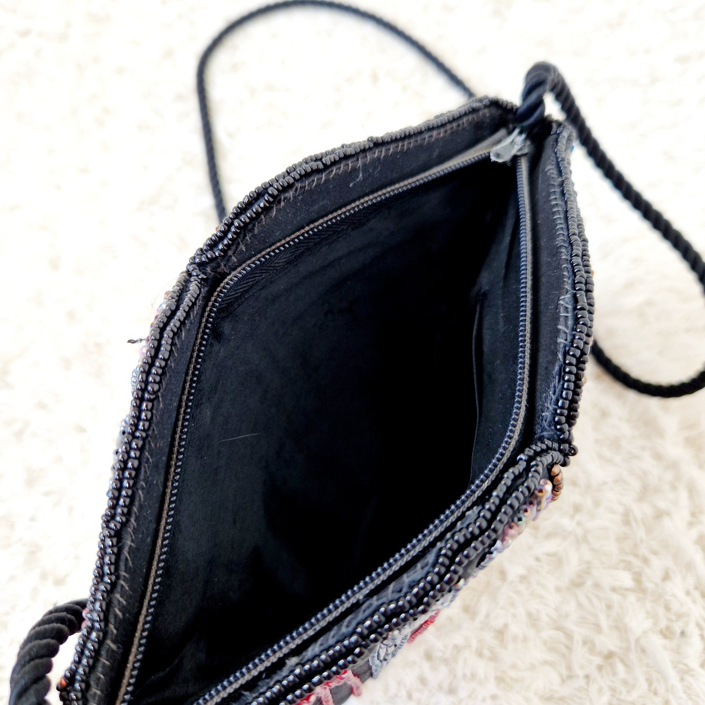 Einzigartige und nachhaltige Vintage Umhängetasche in schwarz mit bunten Perlen. Unique and sustainable vintage crossbody bag in black with colorful beads. Inside.