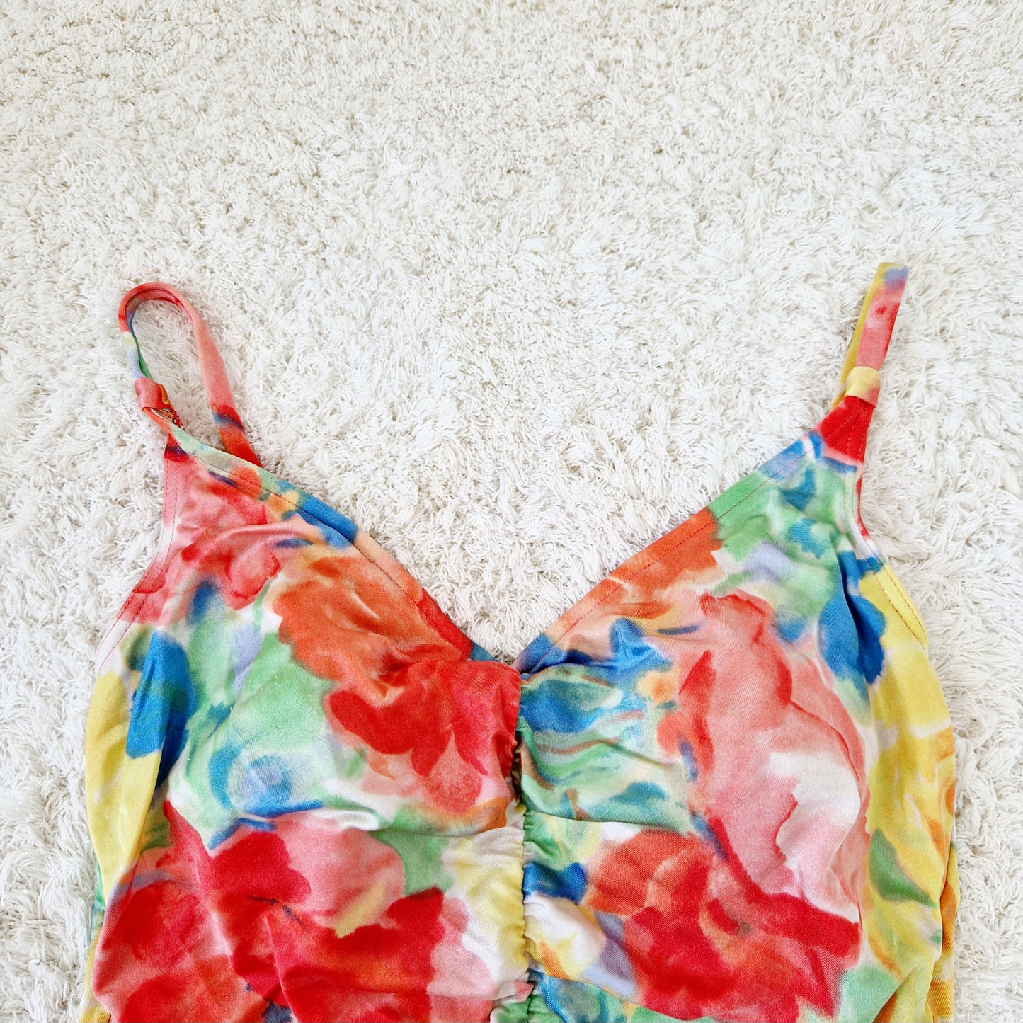 Einzigartiger und nachhaltiger Vintage Badeanzug in gelb-rot-grün mit Blumen. Unique and sustainable vintage swimsuit in yellow-red-green with flowers. Close-up 2.