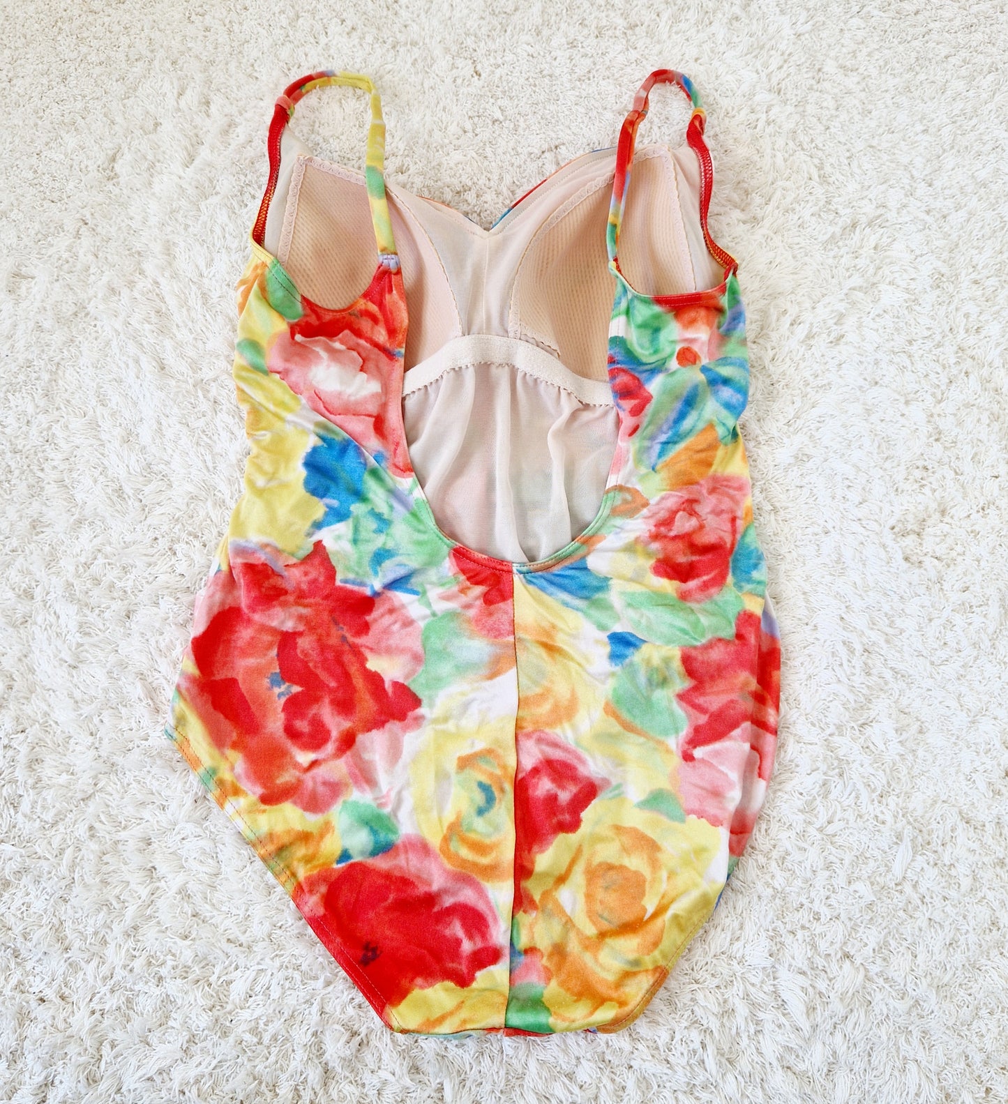 Einzigartiger und nachhaltiger Vintage Badeanzug in gelb-rot-grün mit Blumen. Unique and sustainable vintage swimsuit in yellow-red-green with flowers. Back.