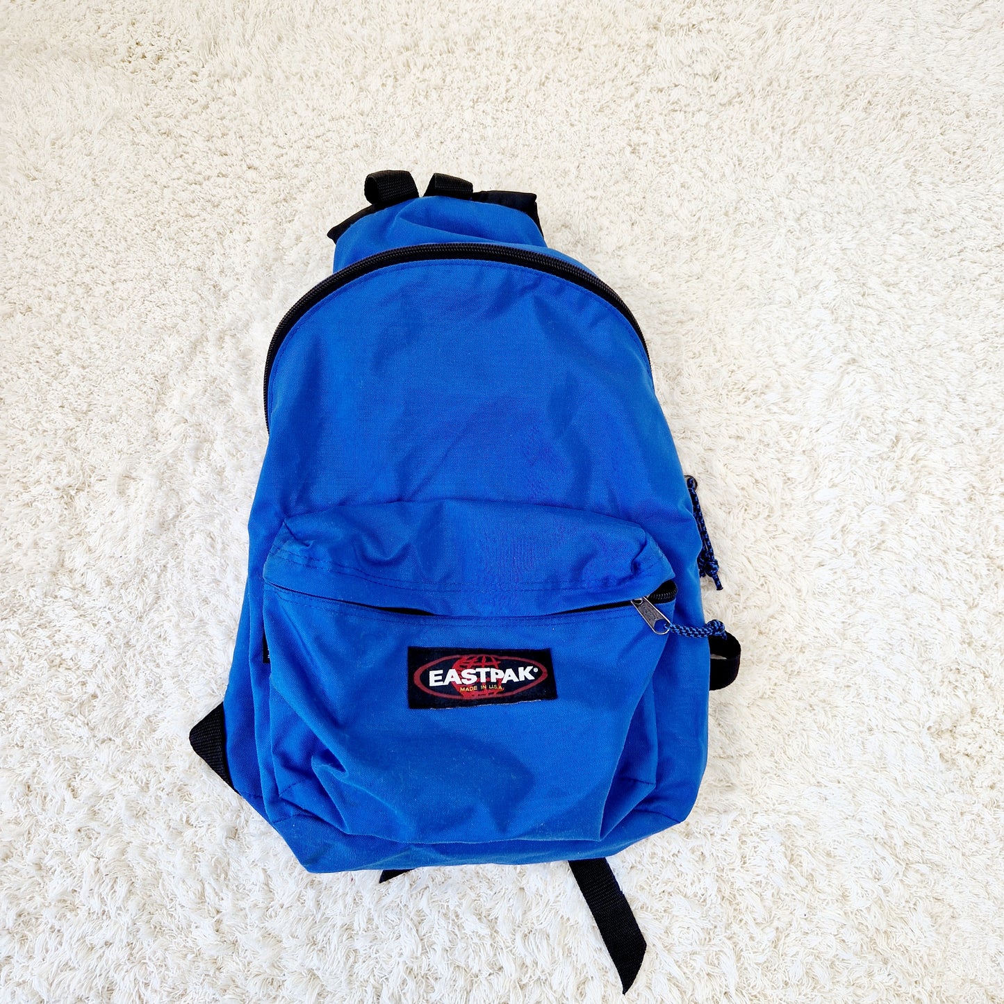 Einzigartiger und nachhaltiger Vintage Rucksack in blau von Eastpak. Unique and sustainable Vintage backpack in blue from Eastpak. Front.
