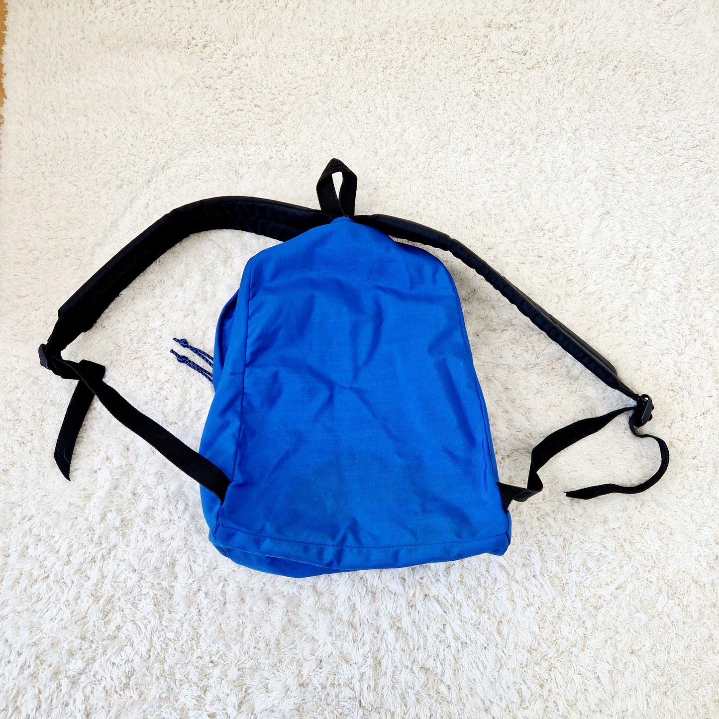 Einzigartiger und nachhaltiger Vintage Rucksack in blau von Eastpak. Unique and sustainable Vintage backpack in blue from Eastpak. Back.