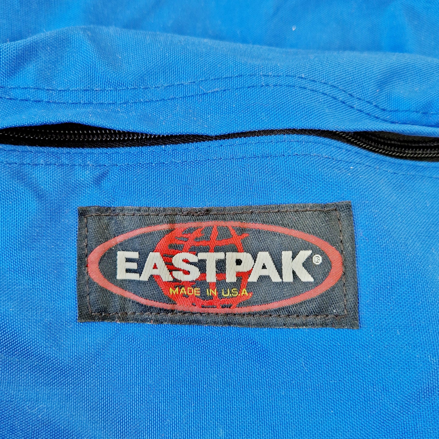 Einzigartiger und nachhaltiger Vintage Rucksack in blau von Eastpak. Unique and sustainable Vintage backpack in blue from Eastpak. Tag.