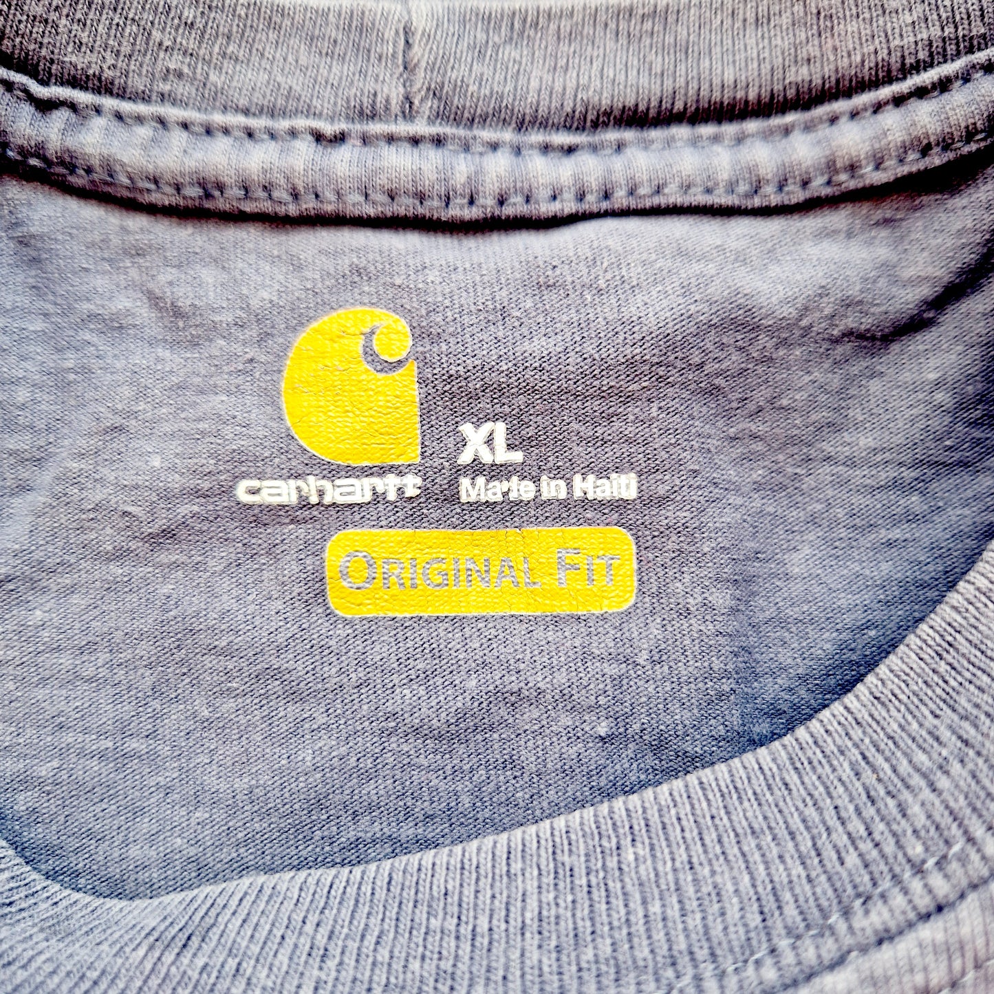 Einzigartiges und nachhaltiges Vintage T-Shirt in dunkelblau von Carhartt. Unique and sustainable vintage t-shirt in darkblue from Carhartt. Tag.