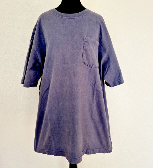 Einzigartiges und nachhaltiges Vintage T-Shirt in dunkelblau von Carhartt. Unique and sustainable vintage t-shirt in darkblue from Carhartt. Front.