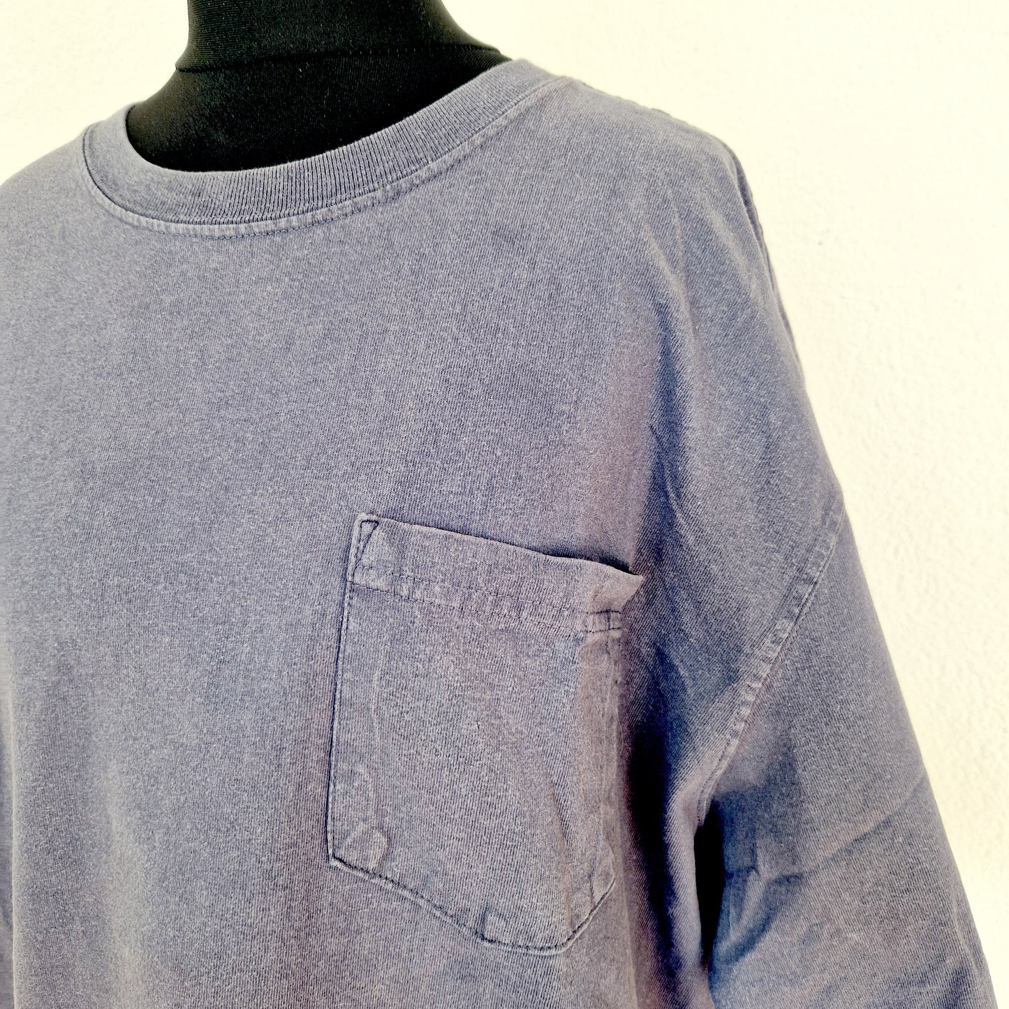 Einzigartiges und nachhaltiges Vintage T-Shirt in dunkelblau von Carhartt. Unique and sustainable vintage t-shirt in darkblue from Carhartt. Close-up.