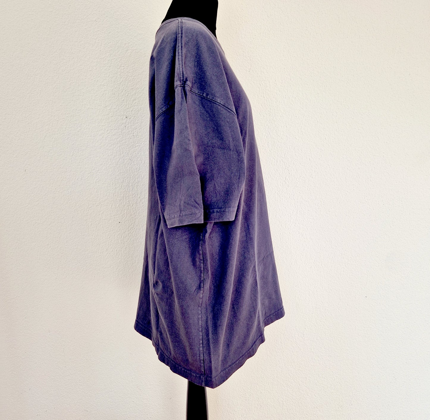 Einzigartiges und nachhaltiges Vintage T-Shirt in dunkelblau von Carhartt. Unique and sustainable vintage t-shirt in darkblue from Carhartt. Side.