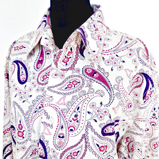 Einzigartiges und nachhaltiges Vintage Hemd in eierschale-rosa-violett mit Paisley. Unique and sustainable vintage shirt in off-white-pink-purple. Close-up.