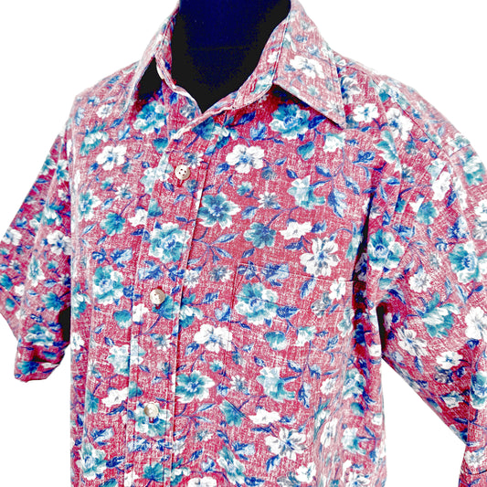 Einzigartiges und nachhaltiges Vintage Kurzarmhemd in bordeaux-blau-grün mit Blumen. Close-up.