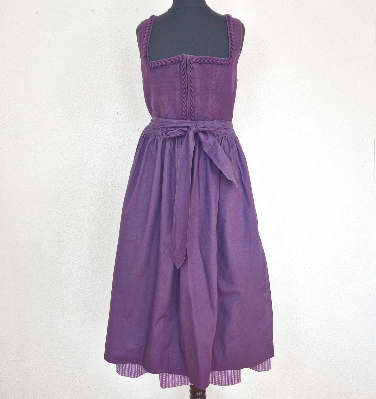 Einzigartiges und nachhaltiges Vintage Dirndl in violett-weiss. Unique and sustainable vintage dirndl in purple-white. Front.