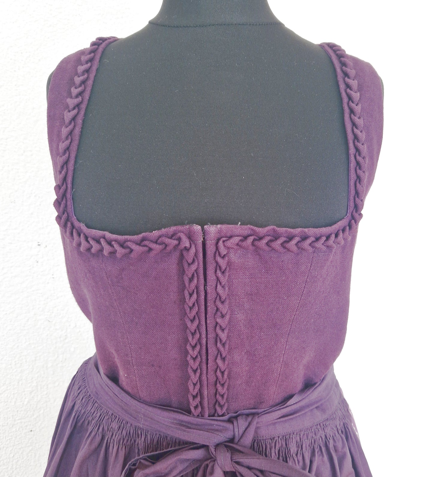 Einzigartiges und nachhaltiges Vintage Dirndl in violett-weiss. Unique and sustainable vintage dirndl in purple-white. Close-up.