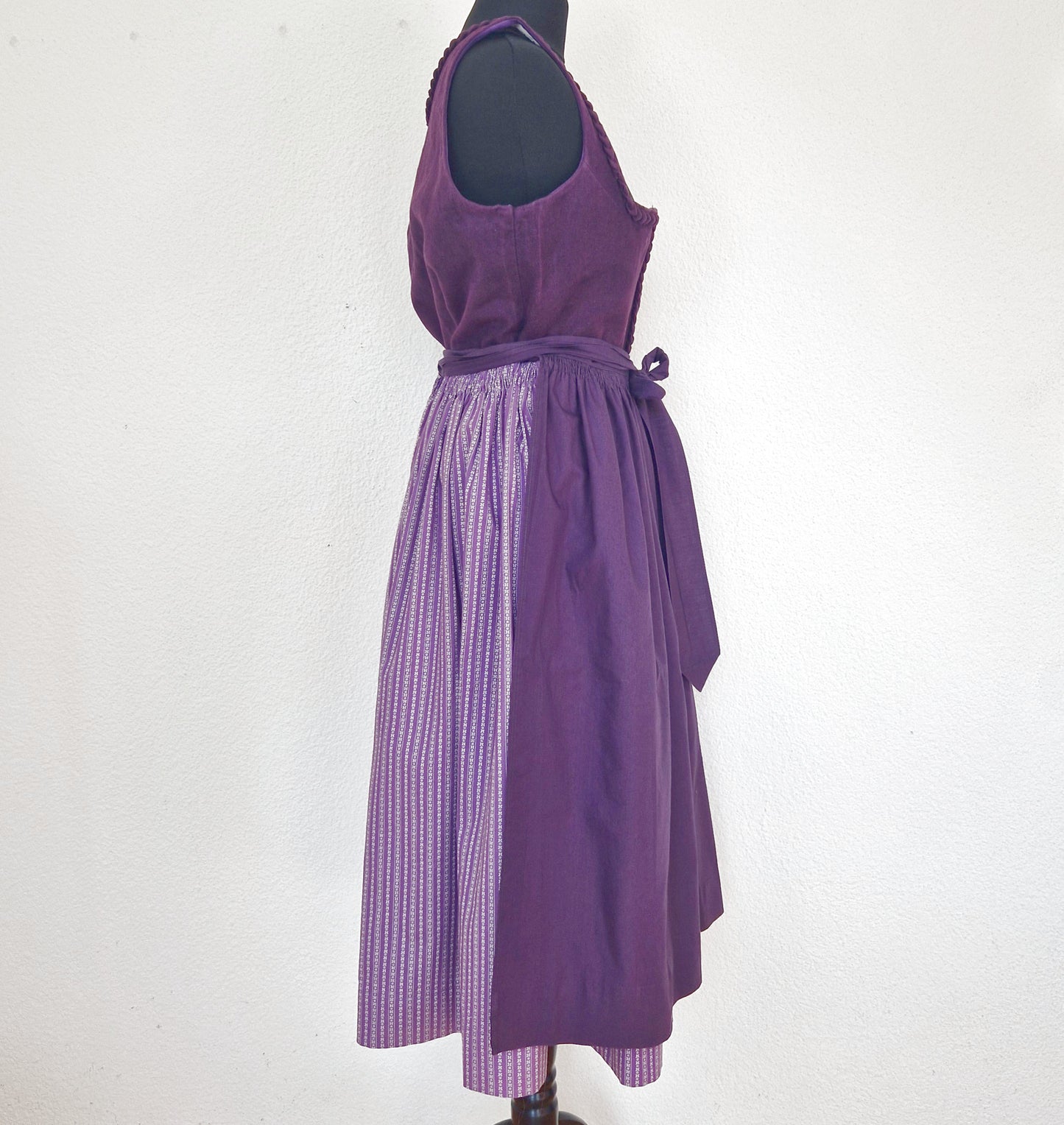 Einzigartiges und nachhaltiges Vintage Dirndl in violett-weiss. Unique and sustainable vintage dirndl in purple-white. Side.