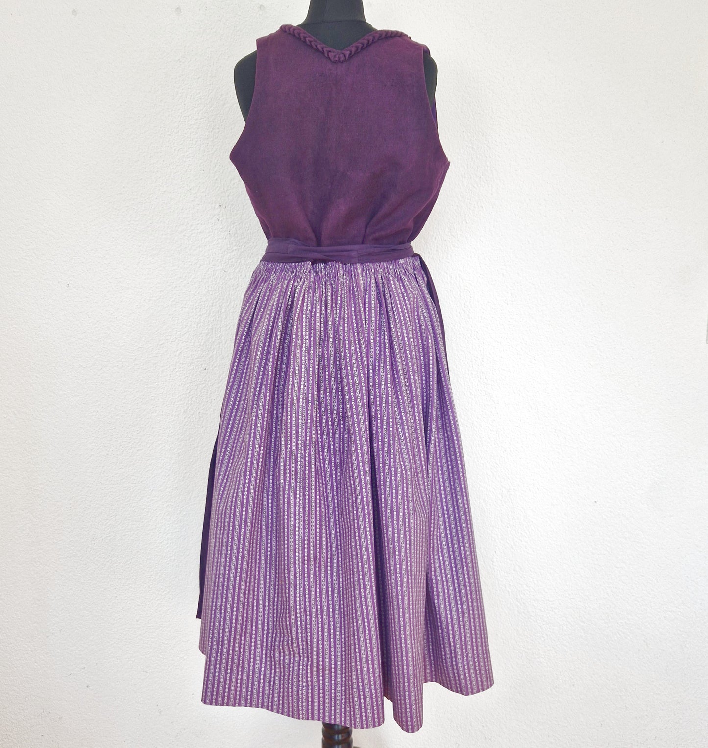 Einzigartiges und nachhaltiges Vintage Dirndl in violett-weiss. Unique and sustainable vintage dirndl in purple-white. Back.