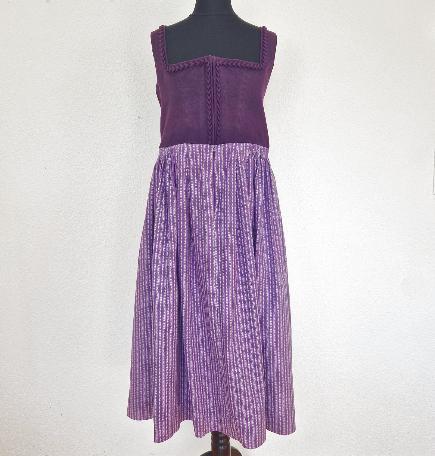 Einzigartiges und nachhaltiges Vintage Dirndl in violett-weiss. Unique and sustainable vintage dirndl in purple-white. Front 2.
