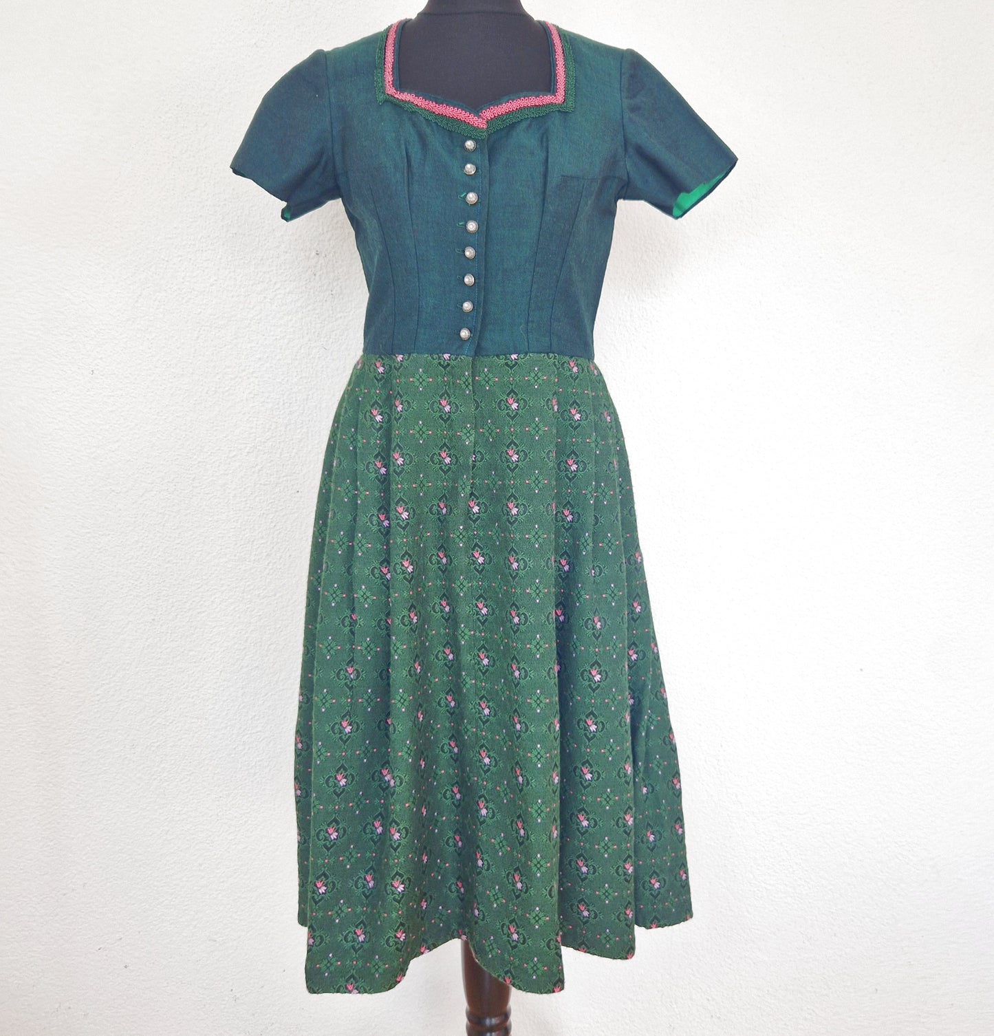 Einzigartiges und nachhaltiges Vintage Dirndl in grün-pink-violett. Unique and sustainable vintage dirndl in green-pink-purple. Front.