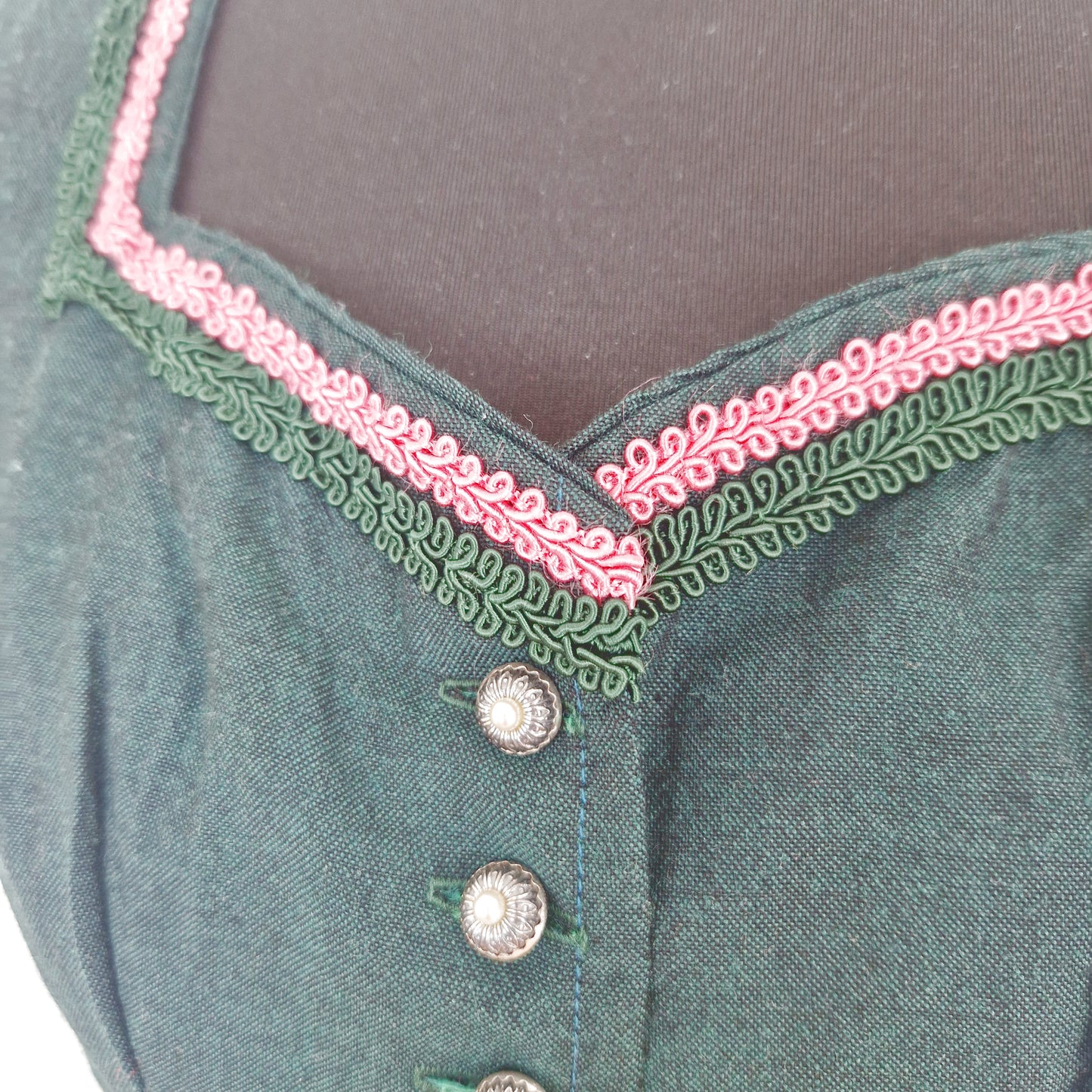 Einzigartiges und nachhaltiges Vintage Dirndl in grün-pink-violett. Unique and sustainable vintage dirndl in green-pink-purple. Close-up.