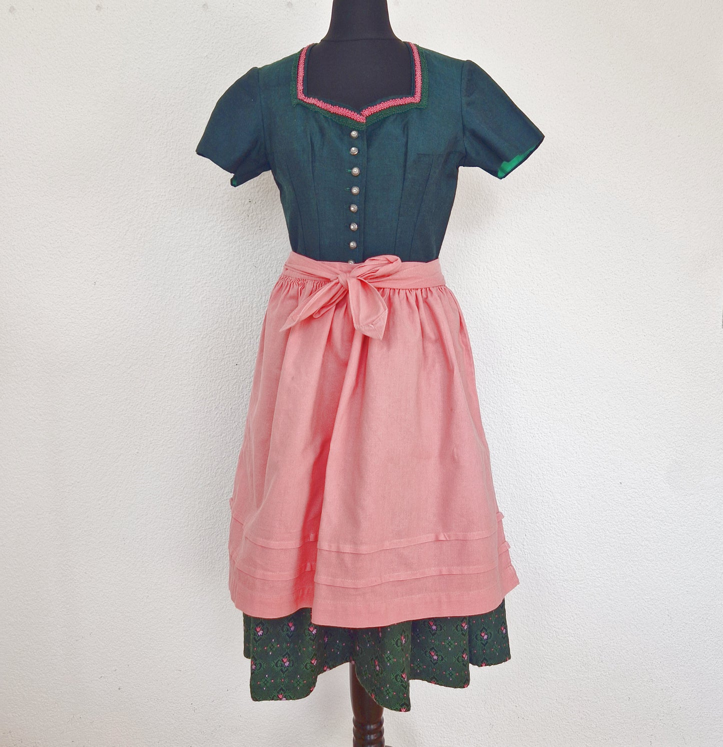 Einzigartiges und nachhaltiges Vintage Dirndl in grün-pink-violett. Unique and sustainable vintage dirndl in green-pink-purple. Front 1.