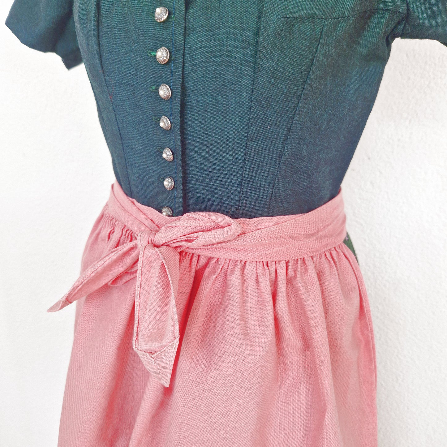 Einzigartiges und nachhaltiges Vintage Dirndl in grün-pink-violett. Unique and sustainable vintage dirndl in green-pink-purple. Close-up 2.