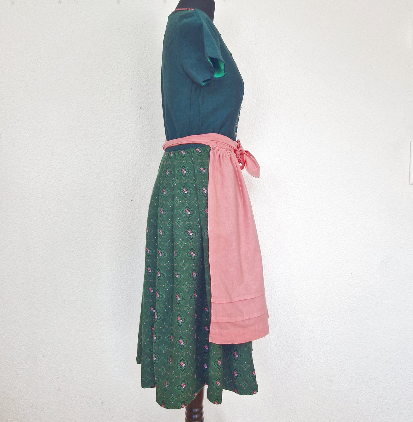 Einzigartiges und nachhaltiges Vintage Dirndl in grün-pink-violett. Unique and sustainable vintage dirndl in green-pink-purple. Side.