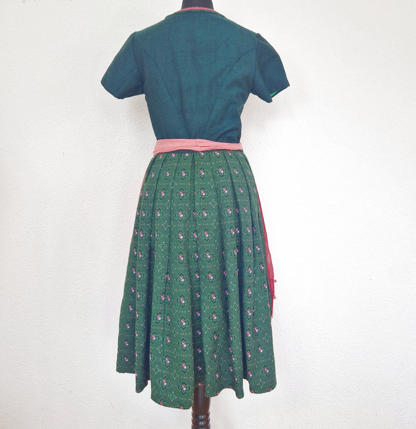 Einzigartiges und nachhaltiges Vintage Dirndl in grün-pink-violett. Unique and sustainable vintage dirndl in green-pink-purple. Back.