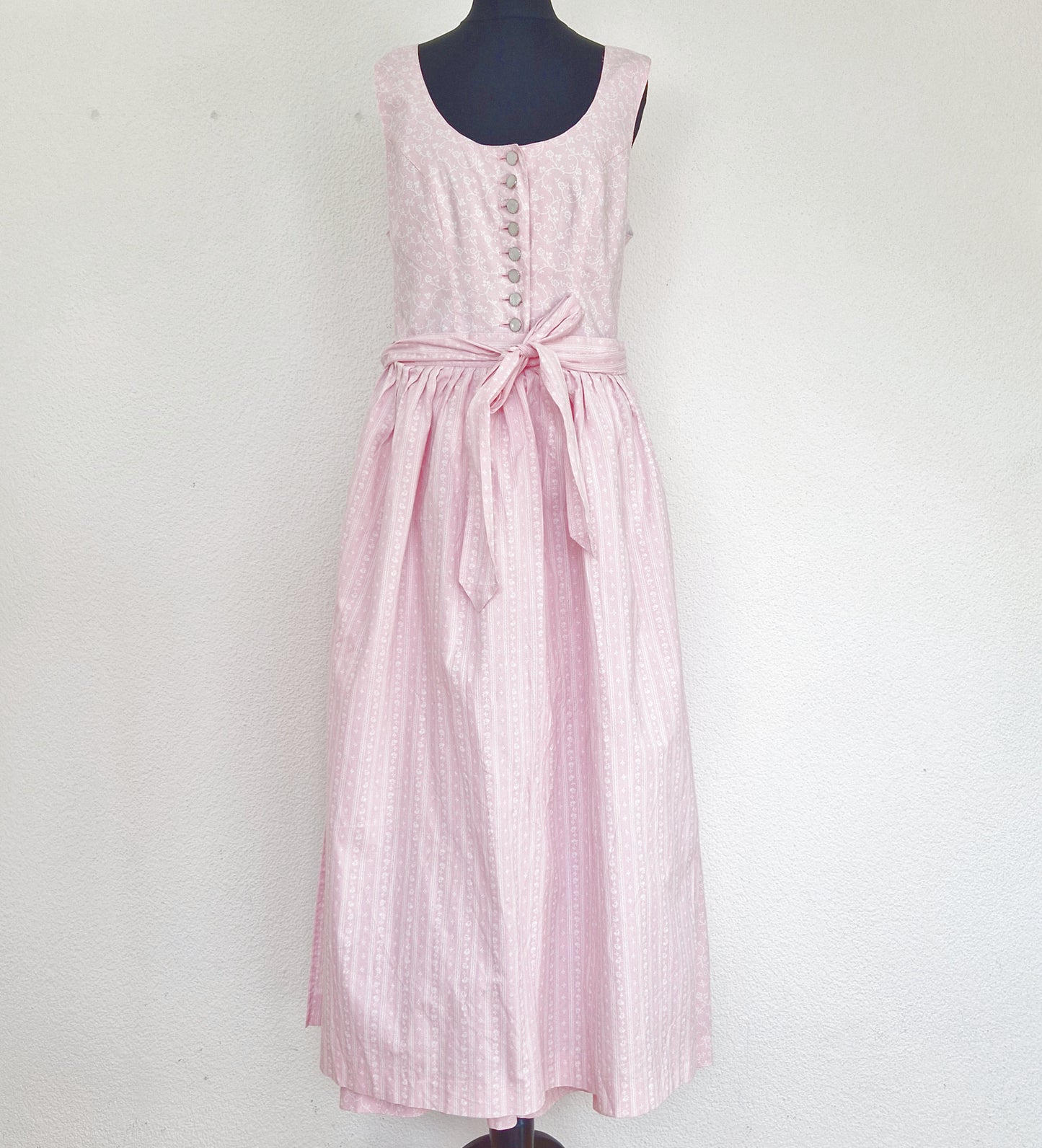 Einzigartiges und nachhaltiges Vintage Dirndl in rosa-weiss. Unique and sustainable vintage dirndl in pink-white. Front.