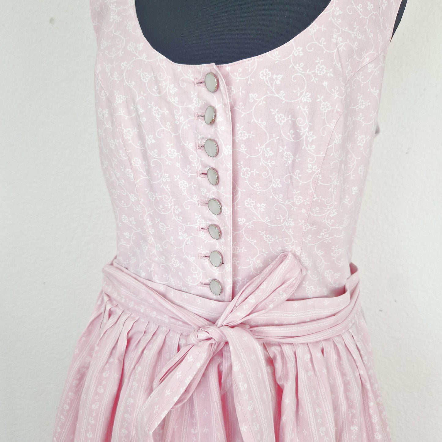 Einzigartiges und nachhaltiges Vintage Dirndl in rosa-weiss. Unique and sustainable vintage dirndl in pink-white. Close-up.