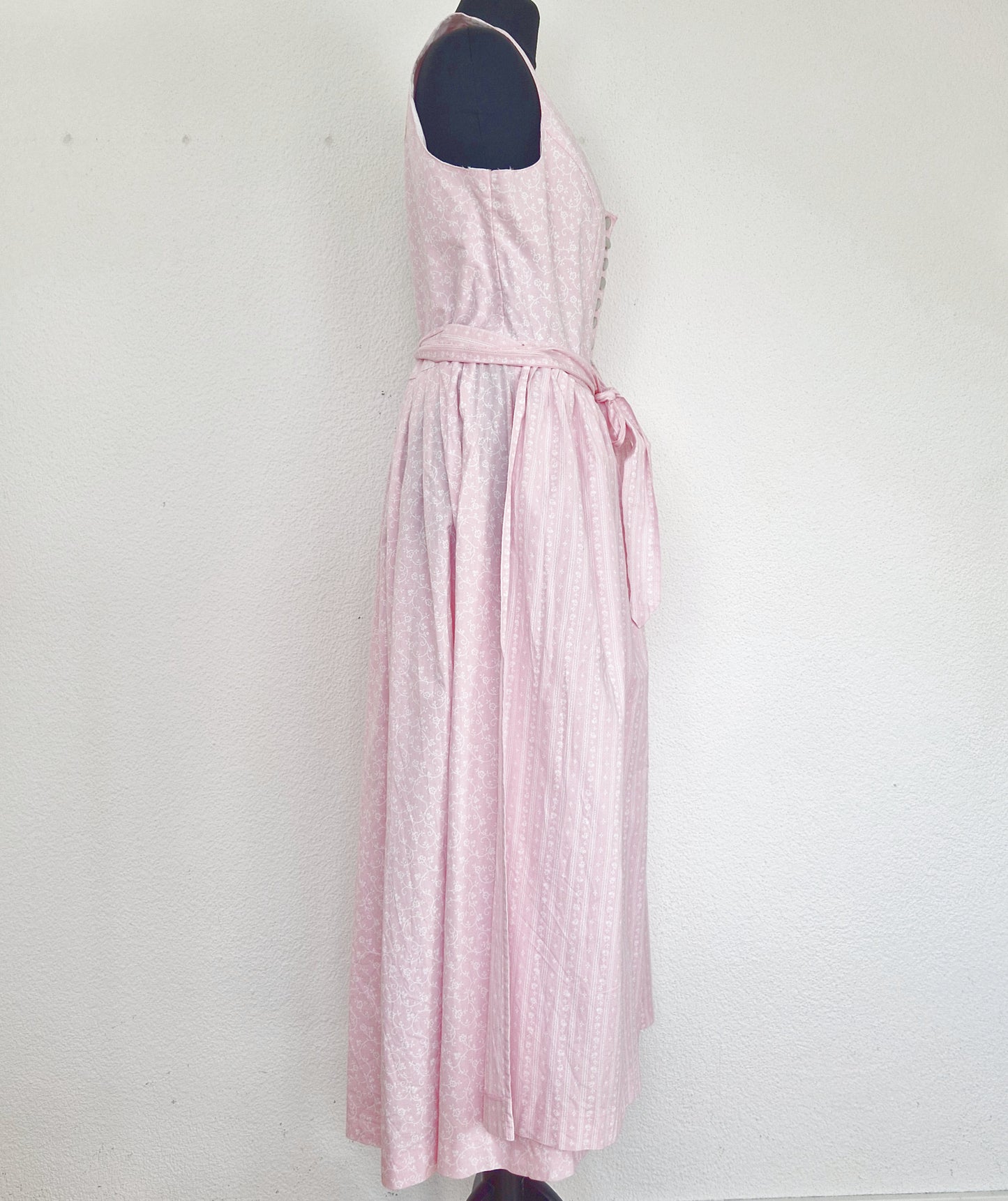 Einzigartiges und nachhaltiges Vintage Dirndl in rosa-weiss. Unique and sustainable vintage dirndl in pink-white. Side.