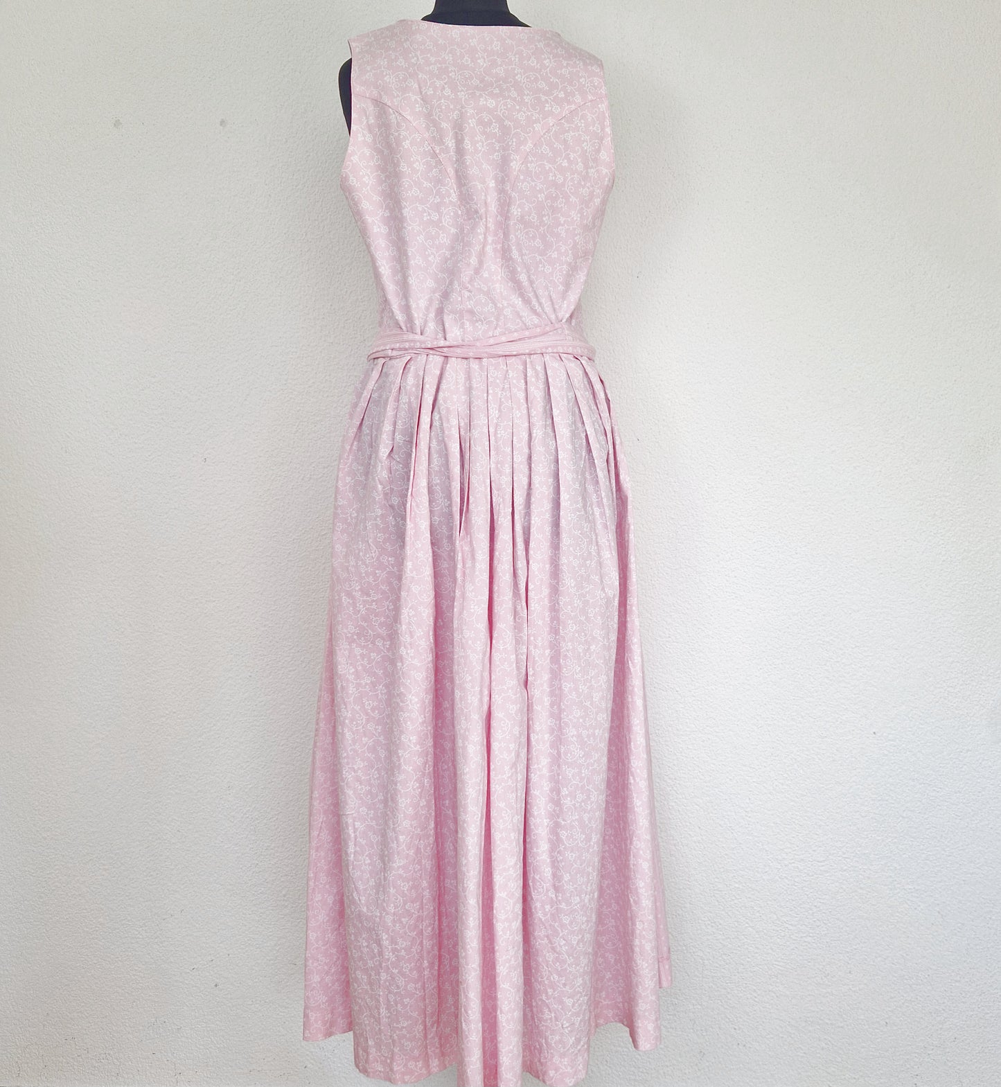 Einzigartiges und nachhaltiges Vintage Dirndl in rosa-weiss. Unique and sustainable vintage dirndl in pink-white. Back.