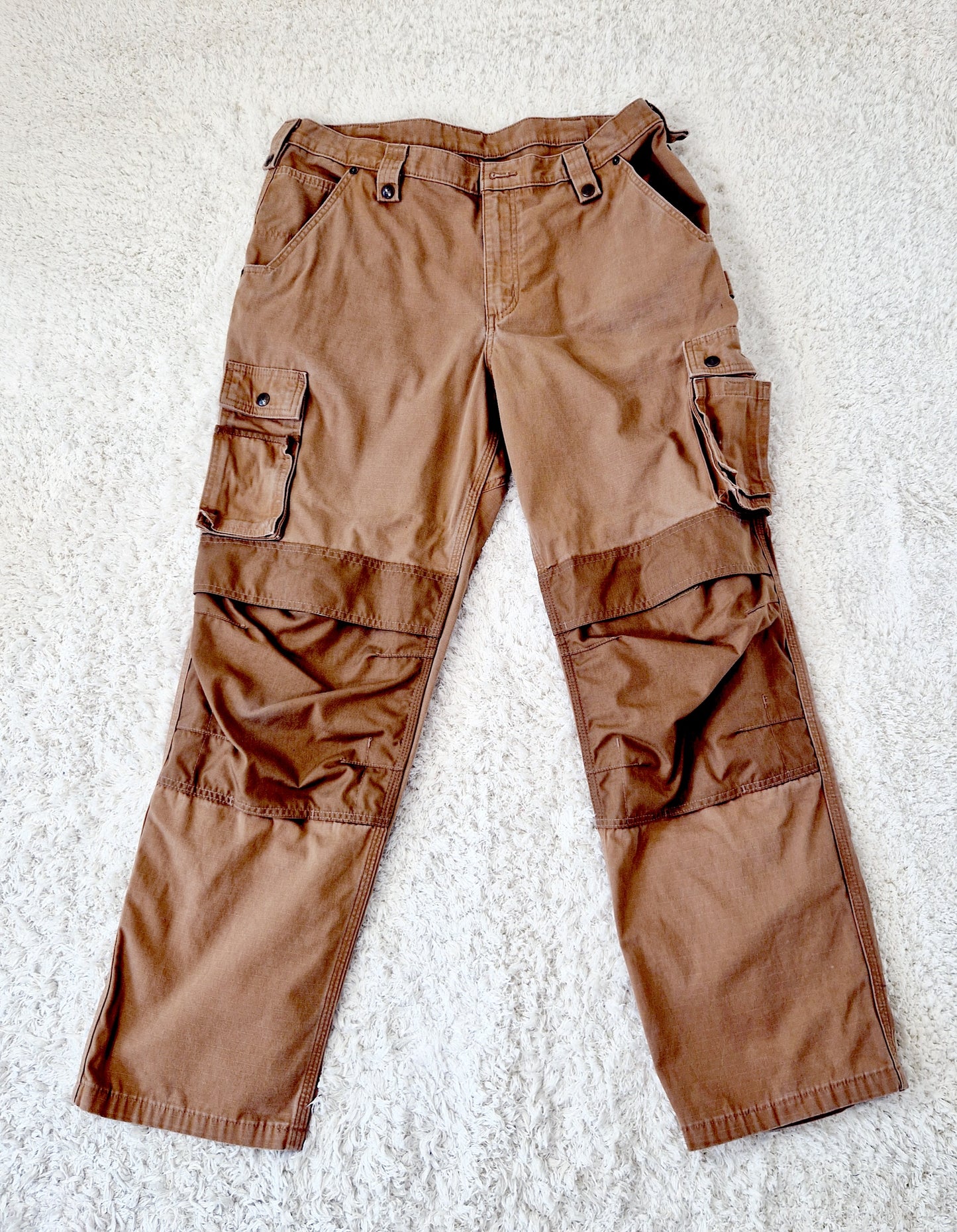 Einzigartige und nachhaltige Vintage Hose in caramell von Carhartt. Unique and sustainable vintage pants in caramell from Carhartt. Front.